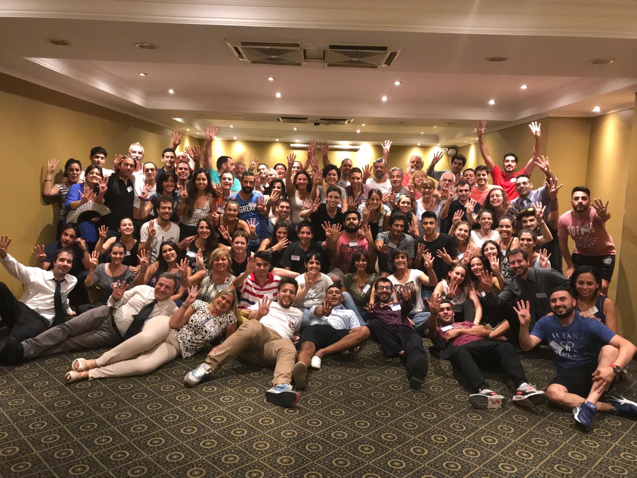 Grupo de participantes de un entrenamiento vivencial de liderazgo facilitado por Soledad Franco