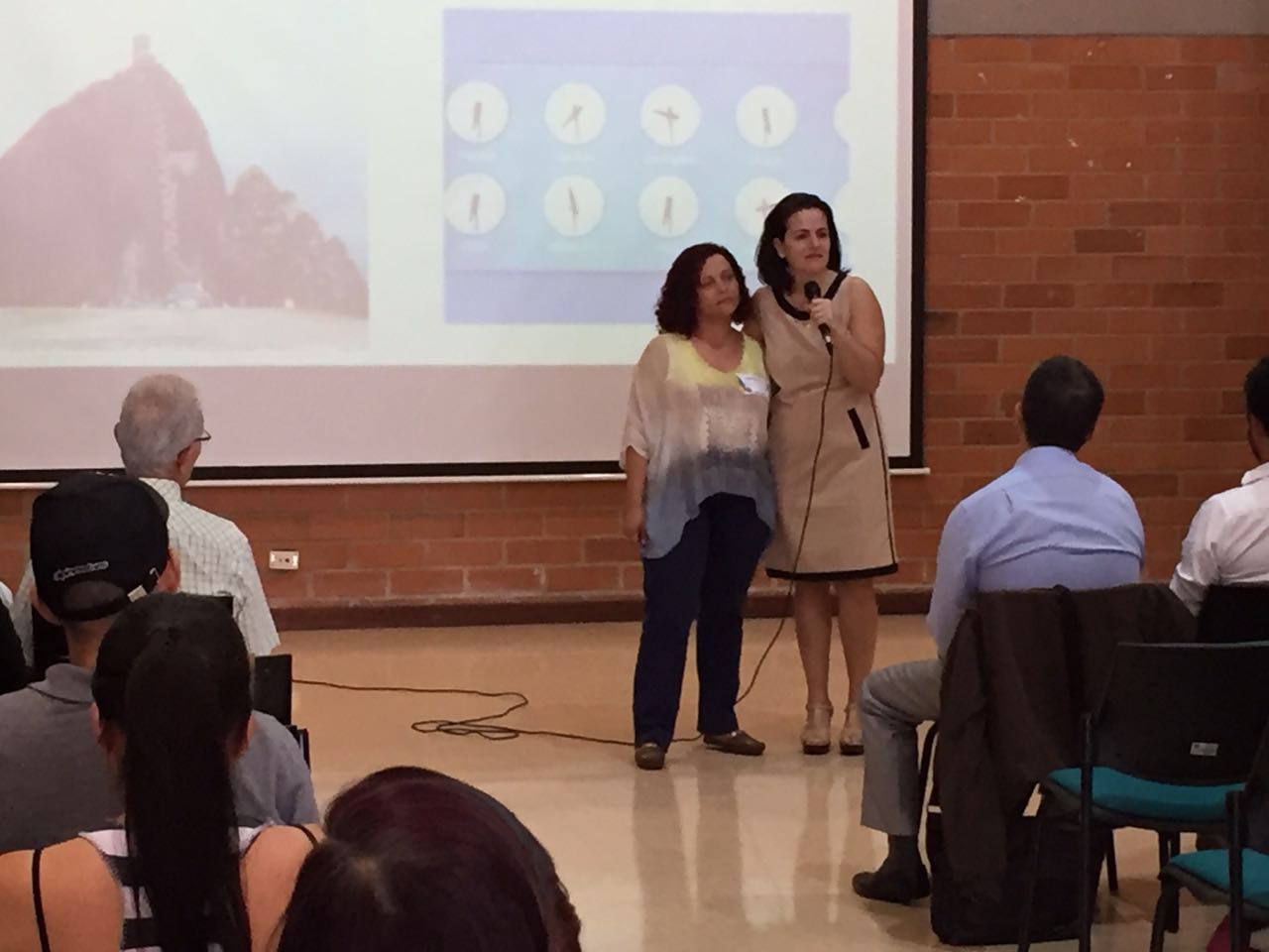 Soledad Franco dando una devolución durante un taller en Medellín, Colombia